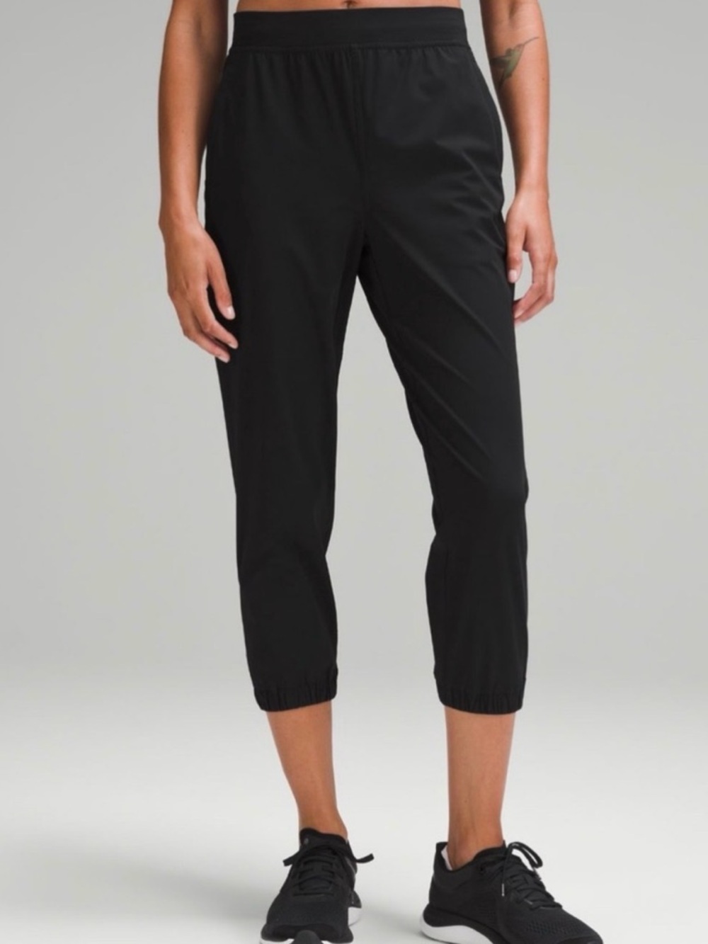 Lululemon Adapted State Cropped Jogger🌟
Size 4 EUC Flawless condition